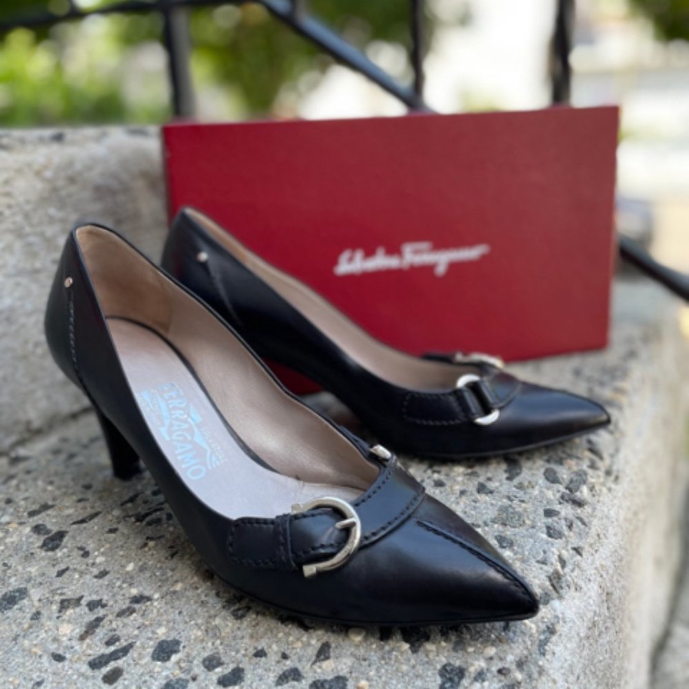 Salvatore Ferragamo Neck Pointed Toe Pump Size 9 Shoe